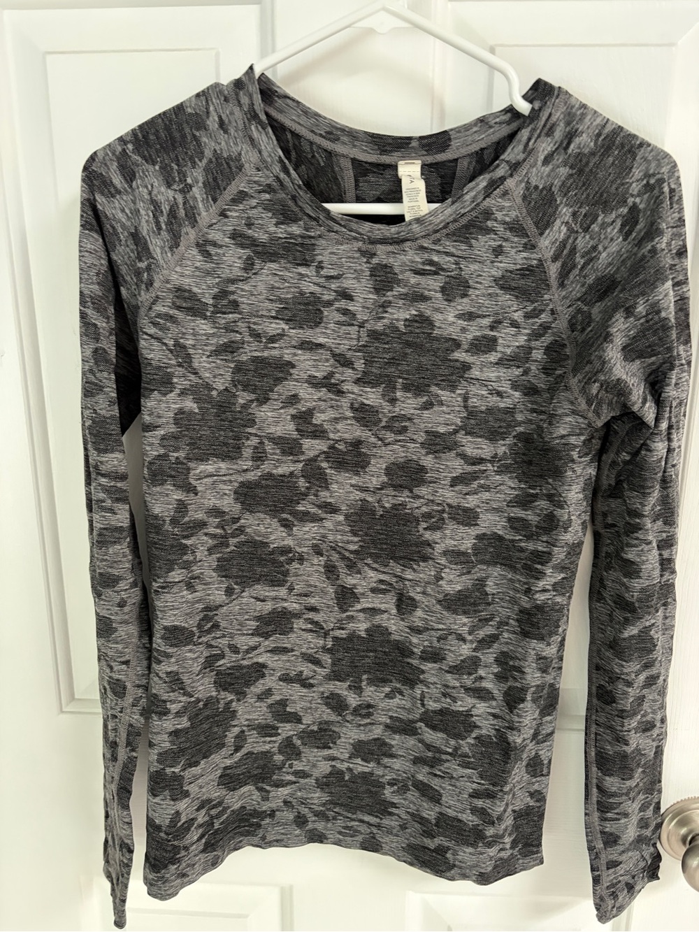 Athleta Women’s Long Sleeve Heather Gray Floral Momentum Top